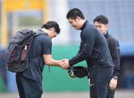 　伊藤（左）と握手を交わす古林（撮影・開出牧）