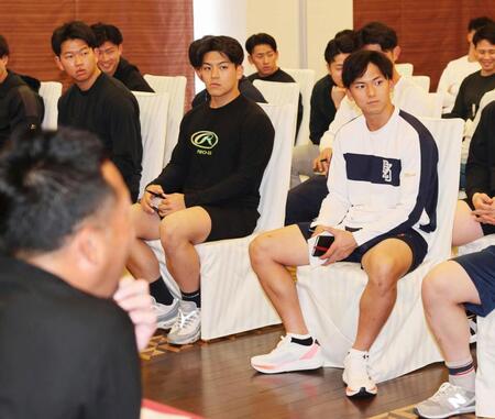 　ミーティングに参加した宗山（前列右）ら楽天ナイン。左手前は三木監督