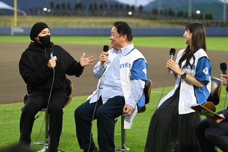 　花火大会の前にトークする（左から）新庄監督、伊集院光、牧野真莉愛（撮影・開出牧）