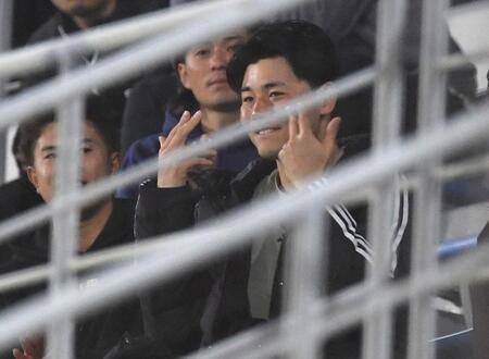 　スタンドから花火大会を楽しむ清宮（手前）ら日本ハムナイン（撮影・開出牧）