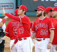 　エンゼルス時代の大谷（左）とキャベッジ＝２０２３年（共同）