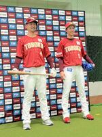 　スペシャルユニホームを着用する阿部（左）と岸