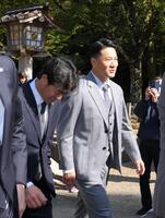 　必勝祈願を終え、亀井コーチ（左）と談笑する田中将（撮影・伊藤笙子）