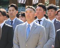 　必勝祈願に訪れた（左から）田中将、阿部監督、坂本