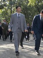 　キャンプインを前に必勝祈願に訪れた田中将（撮影・伊藤笙子）