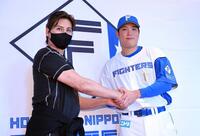 　会見で新庄監督（左）と握手を交わす古林（撮影・開出牧）
