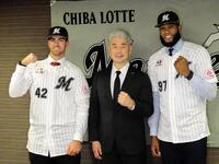 　入団会見した（左から）サモンズ、吉井監督、ゲレーロ