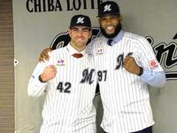 　入団会見したサモンズ（左）とゲレーロ