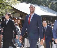 　宮崎神宮に参拝に向かうマルティネス