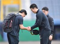 　伊藤（左）と握手を交わす古林（撮影・開出牧）