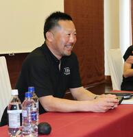 　ミーティングで発言する三木監督