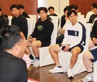 　ミーティングに参加した宗山（前列右）ら楽天ナイン。左手前は三木監督