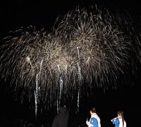 　花火大会で花火を愛でる新庄監督（中央）。（右から）モーニング娘。の牧野真莉愛、伊集院光（撮影・開出牧）