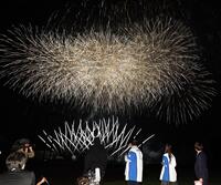 　花火大会で花火を愛でる新庄監督（右から４人目）＝撮影・開出牧