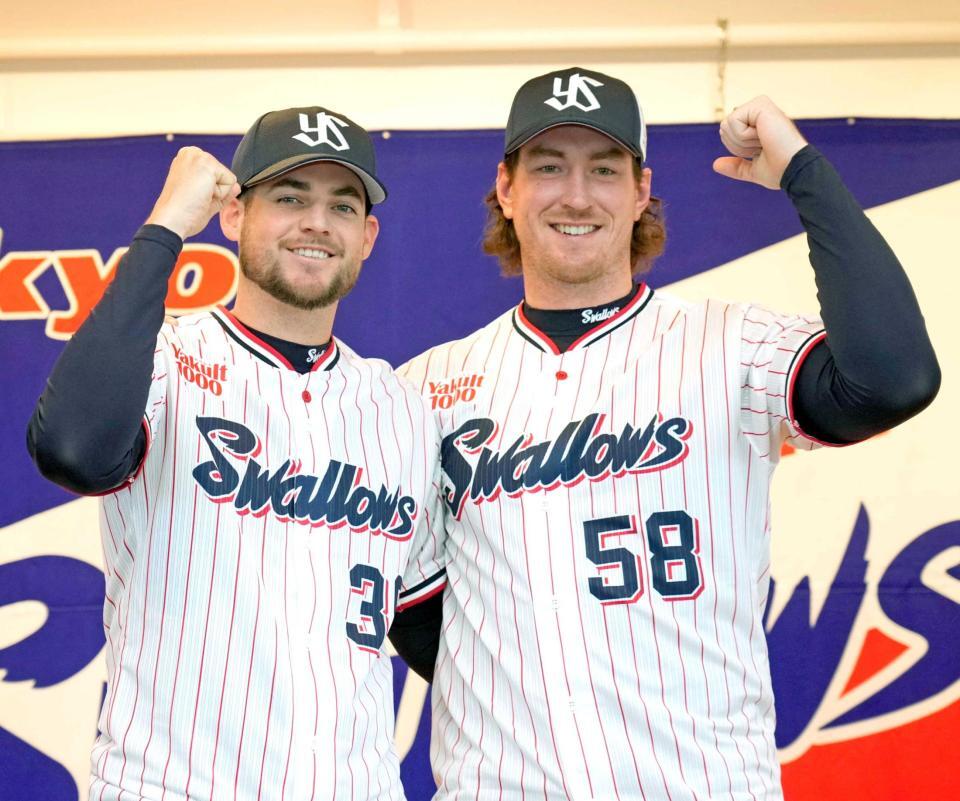 　ヤクルトの入団記者会見で、ポーズをとるランバート（左）とバウマン