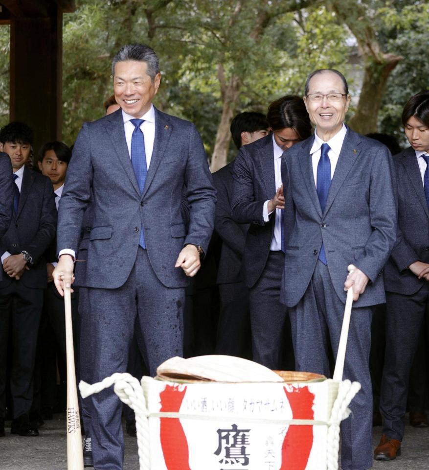 　必勝祈願で筥崎宮を訪れたソフトバンク・小久保監督（左）と王球団会長