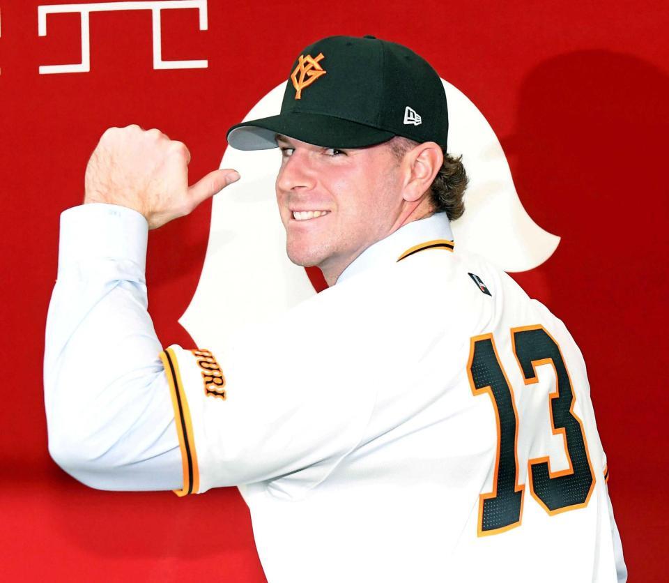 　背番号を披露するキャベッジ（撮影・佐藤厚）