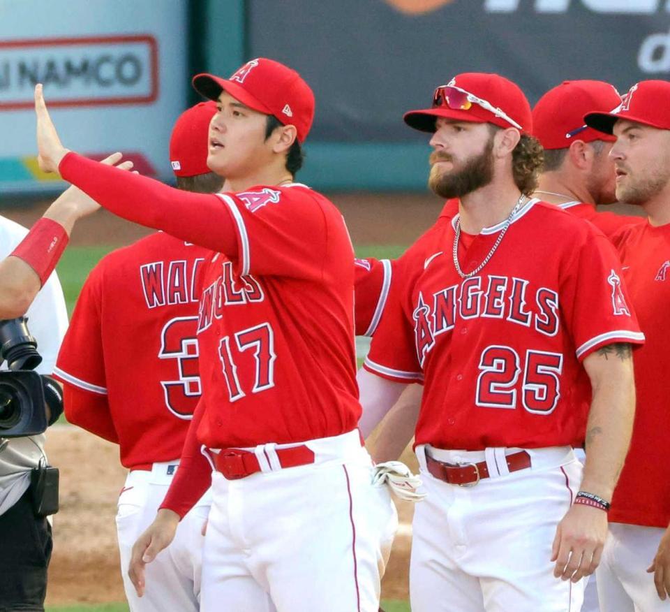 　エンゼルス時代の大谷（左）とキャベッジ＝２０２３年（共同）