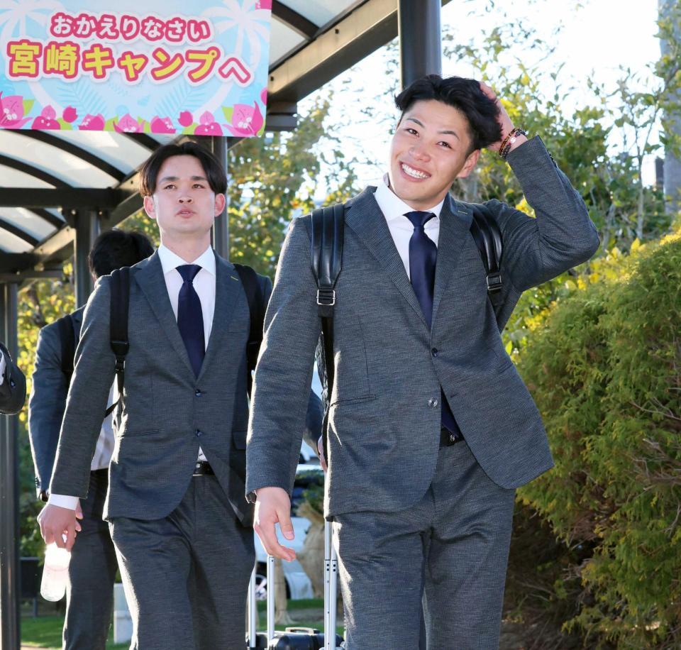 　宮崎入りし、笑顔見せる麦谷（右）＝撮影・立川洋一郎