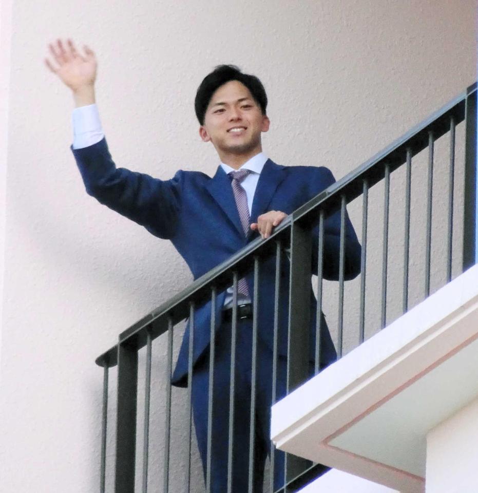 　宿舎のバルコニーから手を振る宗山