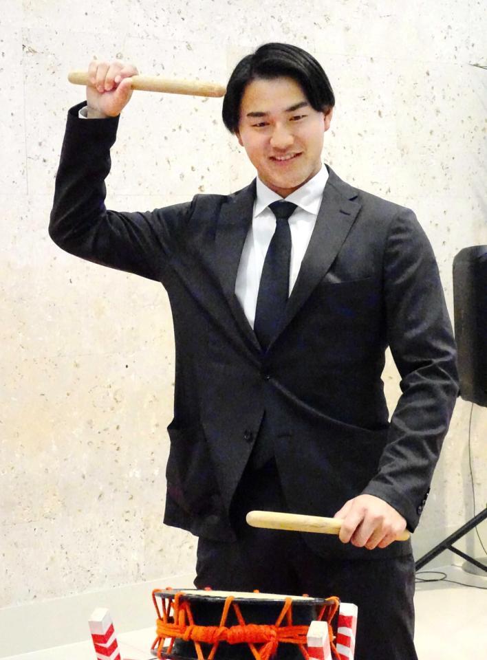 　歓迎セレモニーで太鼓をたたく西川