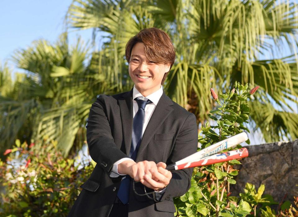 　二刀流へ意欲満々！キャンプ地に到着し打撃ポーズを決める山崎（撮影・開出牧）