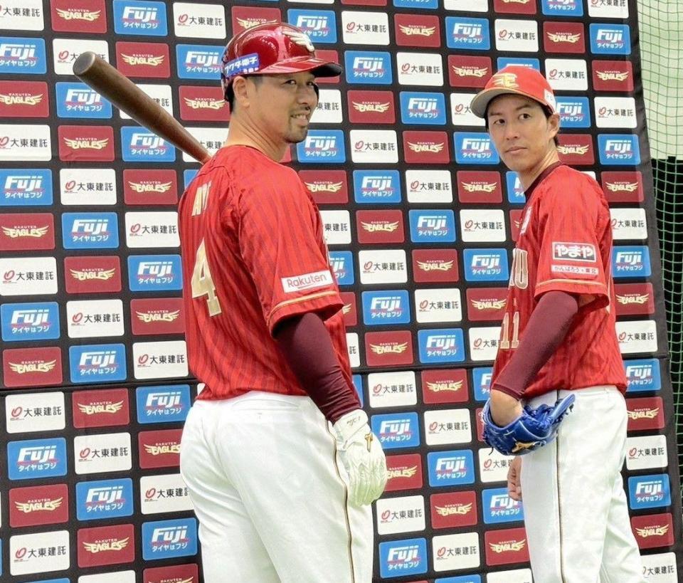 　スペシャルユニホームを着用する阿部（左）と岸