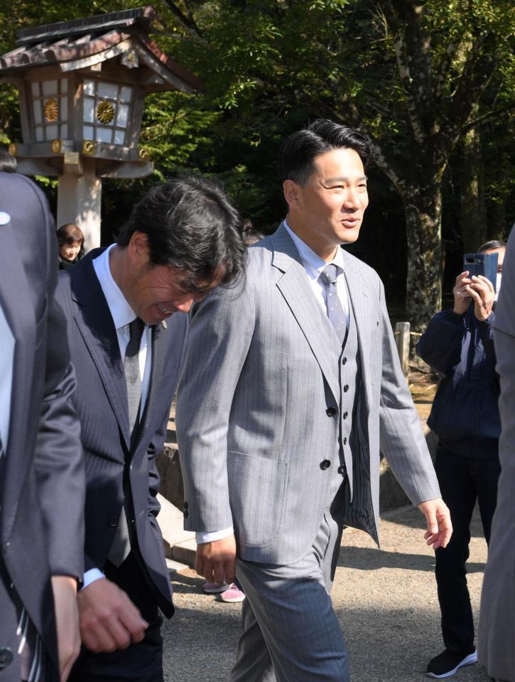 　必勝祈願を終え、亀井コーチ（左）と談笑する田中将（撮影・伊藤笙子）