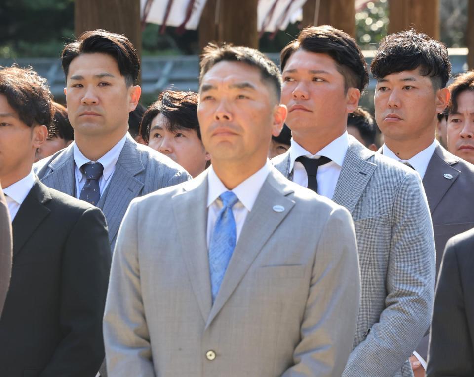 　必勝祈願に訪れた（左から）田中将、阿部監督、坂本