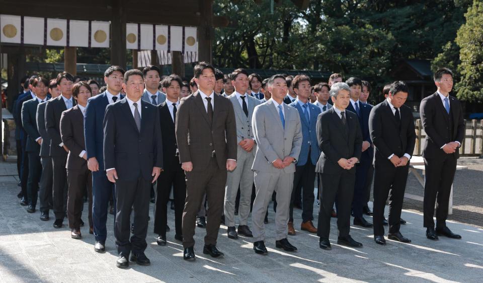 　キャンプインを前に必勝祈願を行った巨人ナイン