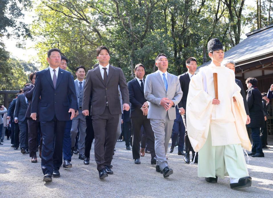 　キャンプインを前に必勝祈願に訪れた巨人ナイン（撮影・伊藤笙子）