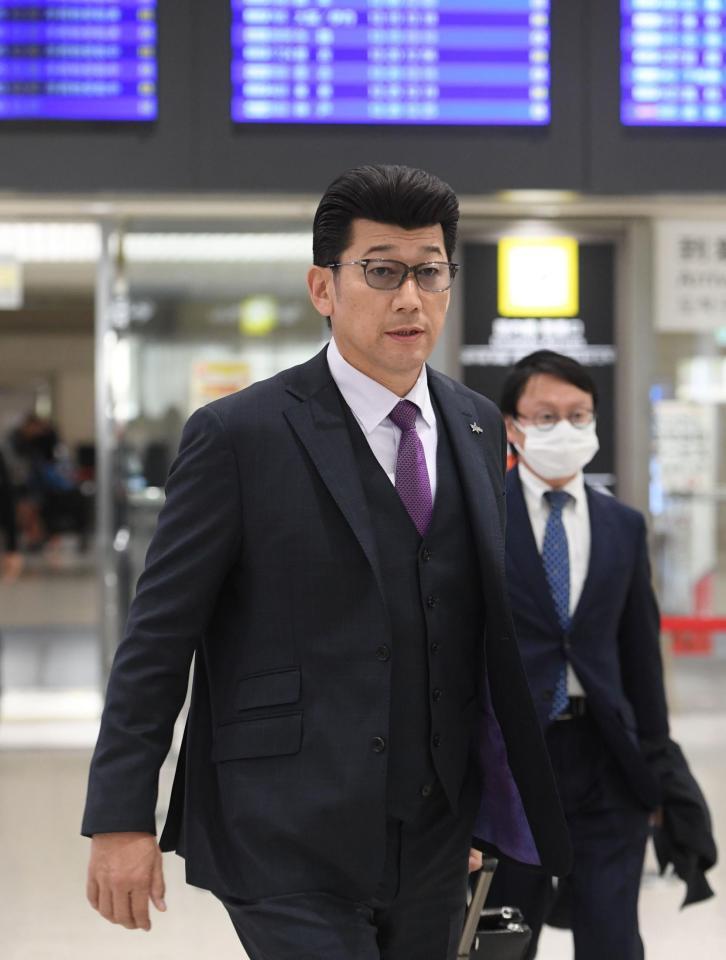 　沖縄入りした三浦監督（撮影・佐々木彰尚）