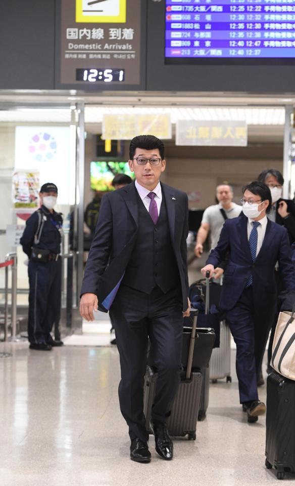 　沖縄入りした三浦監督（撮影・佐々木彰尚）