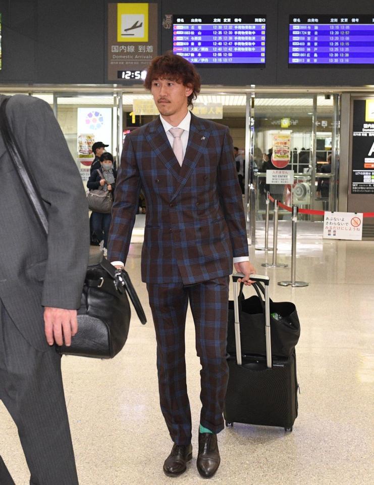 　沖縄入りした三森（撮影・佐々木彰尚）