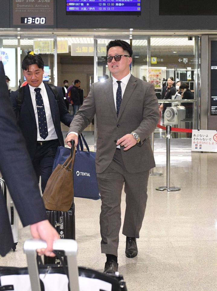 　沖縄入りした牧（撮影・佐々木彰尚）