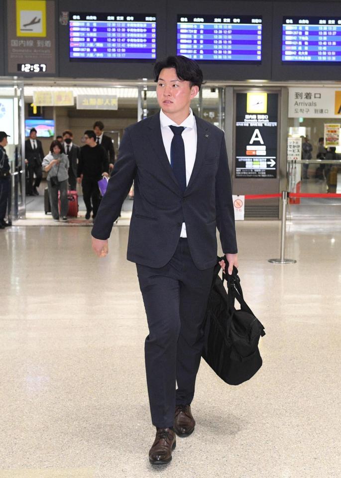 　沖縄入りした竹田（撮影・佐々木彰尚）