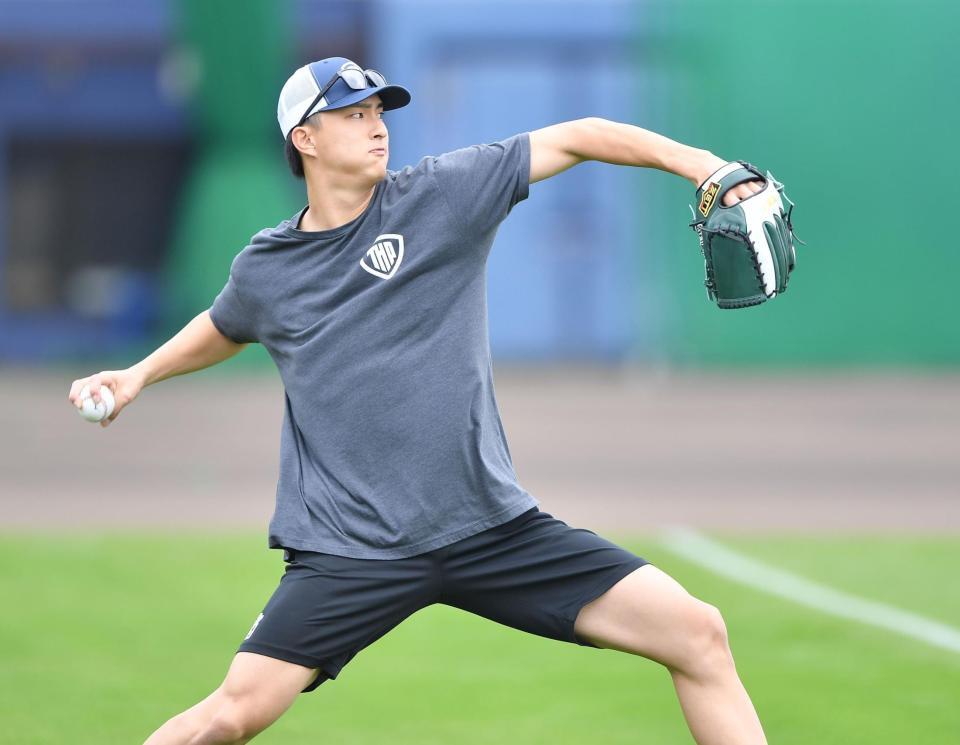 　自主トレでキャッチボールする達（撮影・開出牧）