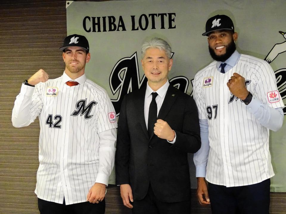 　入団会見した（左から）サモンズ、吉井監督、ゲレーロ