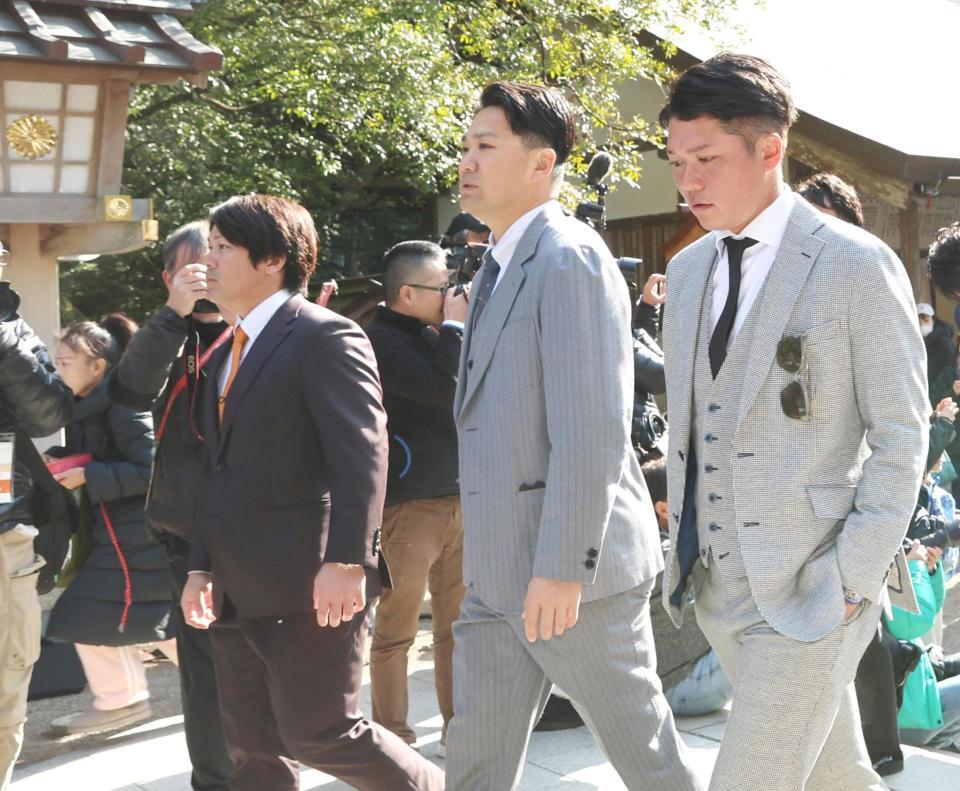 　宮崎神宮に参拝に向かう（右から）坂本、田中将、甲斐