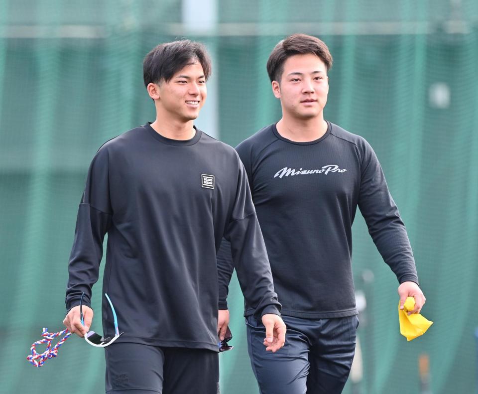 　キャンプインを前に自主トレに参加する宗山（左）と吉納