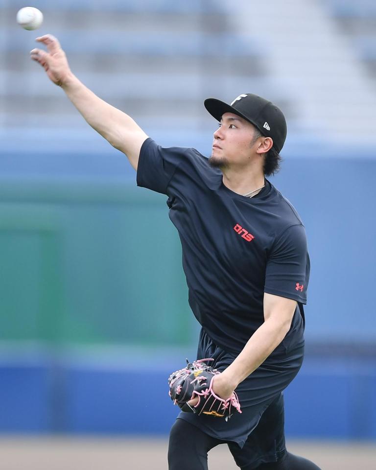 　自主トレでキャッチボールする伊藤（撮影・開出牧）