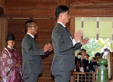 　必勝を祈願する岸田監督（撮影・立川洋一郎）