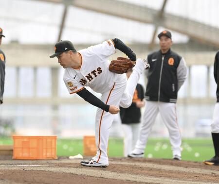 　阿部監督（奥）も見つめる中、壁当てをする田中将（撮影・伊藤笙子）