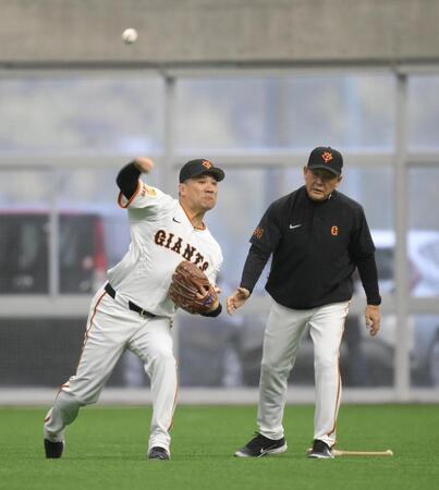 　キャッチボール中、久保コーチ（右）の指導を受ける田中将（撮影・伊藤笙子）