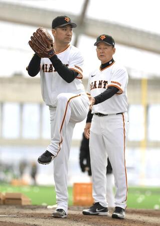 　久保コーチ（右）の指導を受けながら、ブルペンでネットスローを行う田中将（撮影・伊藤笙子）