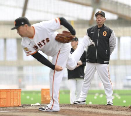 　田中将（手前）のネットスローを見つめる阿部監督（撮影・伊藤笙子）