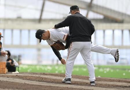 　ブルペンで久保コーチの指導を受ける田中将（撮影・伊藤笙子）