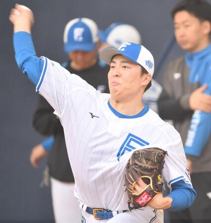 　ブルペンでピッチングを行う田中（撮影・開出牧）