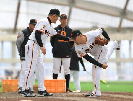 　内海コーチ（奥）も見つめる中、久保コーチ（左）から指導を受ける田中将（撮影・伊藤笙子）