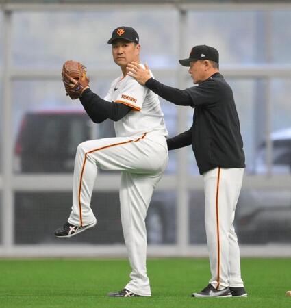 　キャッチボール中、久保コーチ（右）の指導を受ける田中将（撮影・伊藤笙子）